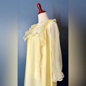 Vintage 1960’s Yellow Isis Lace Babydoll Négligée Nightgown & Cover-Up Robe Set